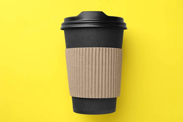 Одна Бумажная Чашка Желтом Фоне Вид Сверху Кофе Дорогу — стоковое фото