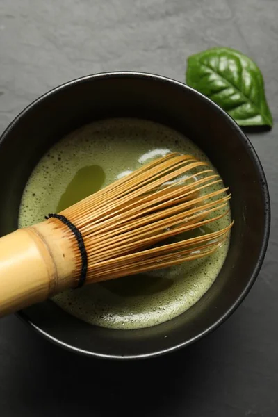 黒いテーブルに竹のウィスキーと新鮮な緑の抹茶のカップ トップビュー — ストック写真