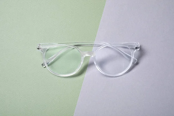 Snygga Par Glasögon Färg Bakgrund Ovanifrån — Stockfoto