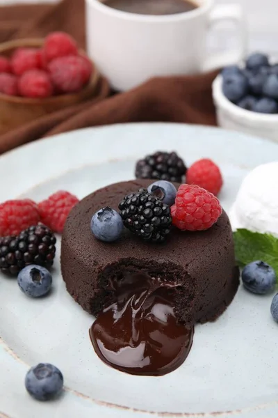 Taze Böğürtlen Dondurmayla Servis Edilen Lezzetli Çikolata Şekerlemesi Yakın Plan — Stok fotoğraf