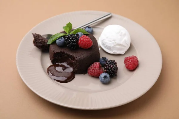 Вкусная Шоколадная Помадка Подается Свежими Ягодами Мороженым Бежевом Фоне Крупным — стоковое фото