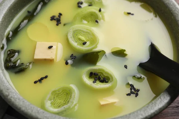 Bol Délicieuse Soupe Miso Avec Tofu Cuillère Gros Plan — Photo