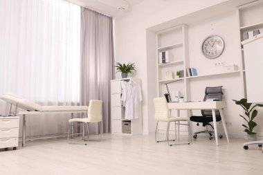 Doktorun işyeriyle modern tıp bürosu