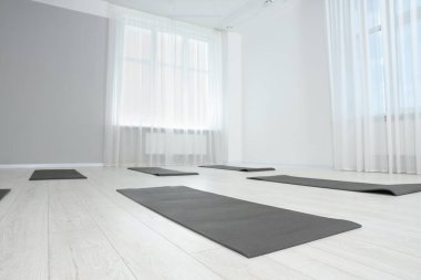 Egzersiz paspasları ve düşük açılı manzaralı geniş yoga stüdyosu. Metin için boşluk