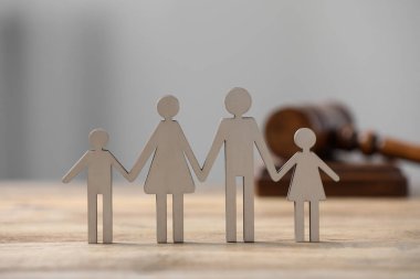 Aile hukuku. Tahta masada çocuklu anne baba figürü, yakın plan.