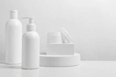 Beyaz ahşap masada farklı kozmetik ürünler. Metin için boşluk