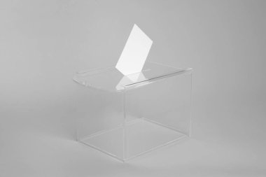 Açık gri arkaplanlı oy sandığı. Seçim zamanı.