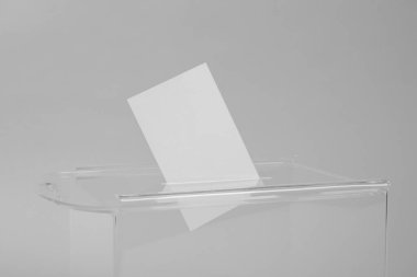 Açık gri arka planda oy sandığı, yakın plan. Seçim zamanı.