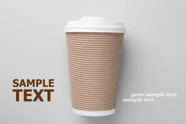 Paket kahve. Açık gri arka planda plastik kapaklı kağıt bardak, üst manzara. Metnin için boşluk ile tasarım yap