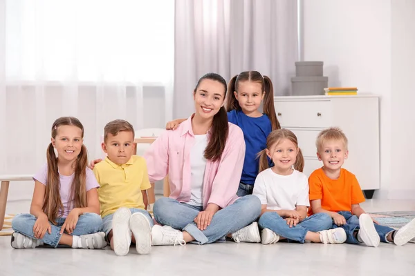 Boldog Óvodai Tanárt Aranyos Kisgyerekek Csoportját Óvodában Játékidő — Stock Fotó