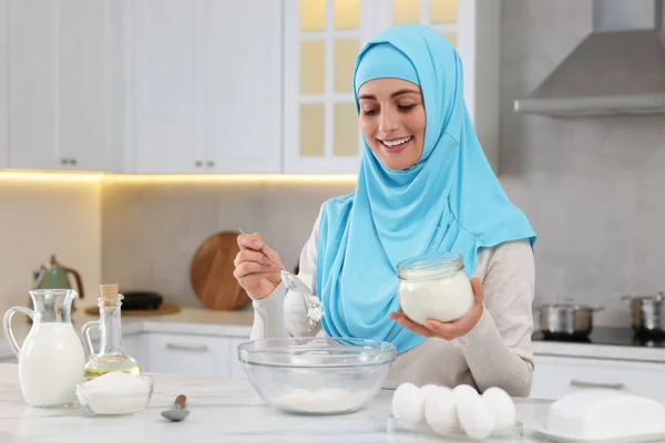 Mulher Muçulmana Fazendo Massa Mesa Branca Cozinha Espaço Para Texto — Fotografia de Stock