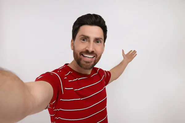Sorridente Uomo Prendendo Selfie Sfondo Bianco — Foto Stock