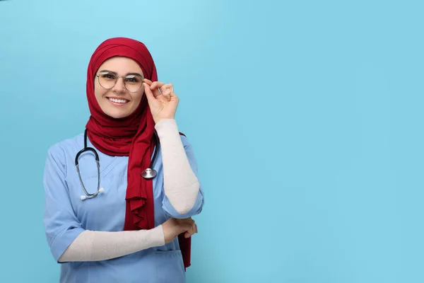 Мусульманка Одягнена Хіджаб Медичну Форму Стетоскопом Світло Синьому Фоні Простір — стокове фото