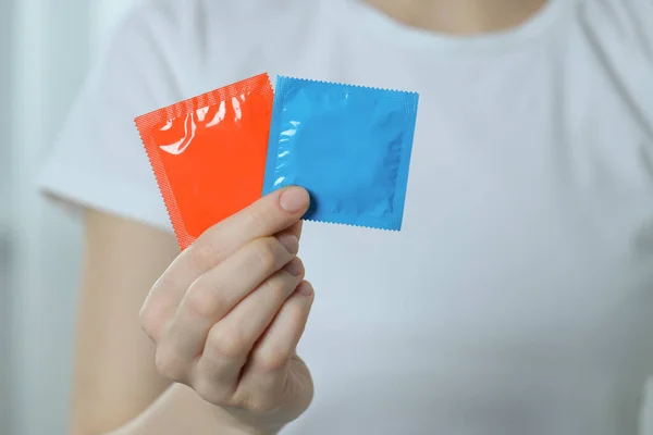 コンドームを室内に持っている女性 クローズアップ 安全なセックス — ストック写真