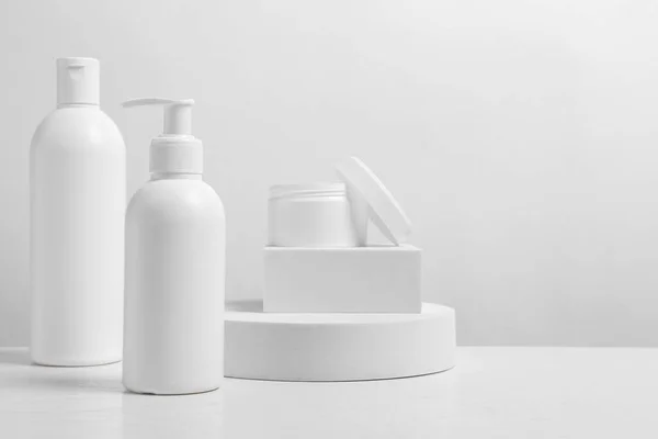 Diversi Prodotti Cosmetici Tavolo Legno Bianco Spazio Testo — Foto Stock
