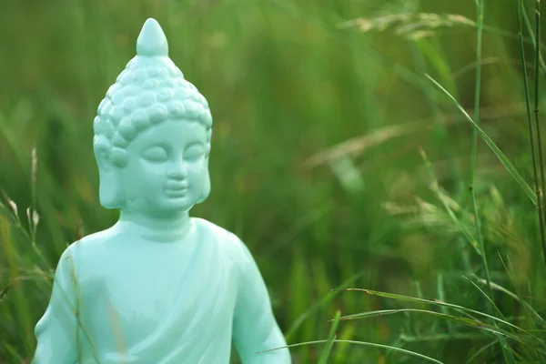 Estátua Buda Decorativa Grama Verde Livre Close Espaço Para Texto — Fotografia de Stock