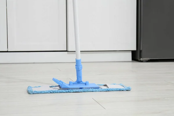 Reinigung Des Parkettbodens Innenbereich Mit Wischmopp — Stockfoto
