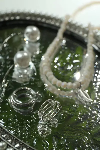 Elegantní Šperky Kapkami Vody Vinobraní Zrcadlo Detailní Záběr — Stock fotografie