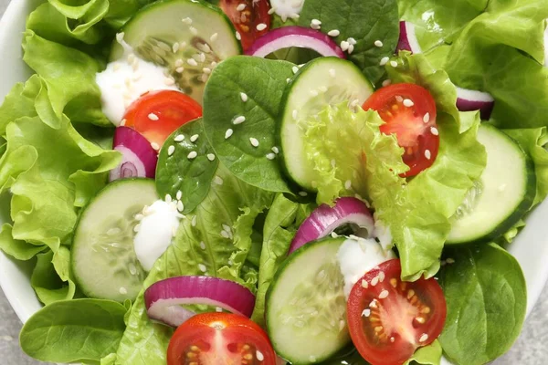 Köstlicher Salat Mit Gurken Und Tomaten Schüssel Nahaufnahme — Stockfoto