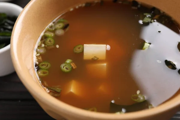 Miska Pysznej Zupy Miso Tofu Stole Zbliżenie — Zdjęcie stockowe