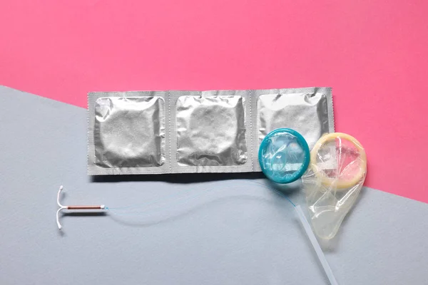 Preservativi Dispositivo Intrauterino Sfondo Colori Posa Piatta Scegliere Metodo Anticoncezionale — Foto Stock