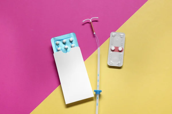 Pillole Contraccettive Dispositivo Intrauterino Sfondo Colori Posa Piatta Scegliere Metodo — Foto Stock