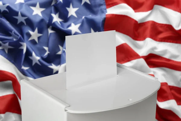 Stembus Met Stem Tegen Nationale Vlag Van Verenigde Staten — Stockfoto