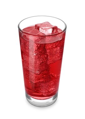 Beyaza izole edilmiş buzlu bir bardak ferahlatıcı soda.