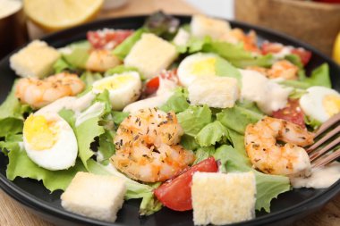 Masada karidesli leziz Sezar salatası, yakın plan.