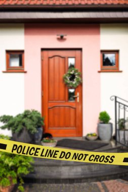 Sarı suç mahalli bandı evin önünü kapatıyor.