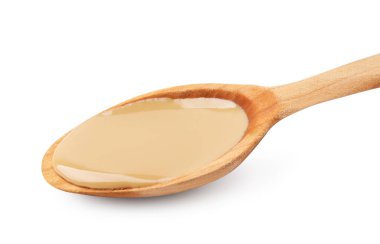 Lezzetli fıstık ezmeli tahta kaşık beyaz üzerine izole edilmiş.