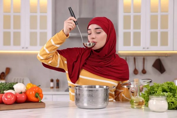 Muslimische Frau Kocht Köstliche Suppe Mit Gemüse Weißen Tisch Der — Stockfoto