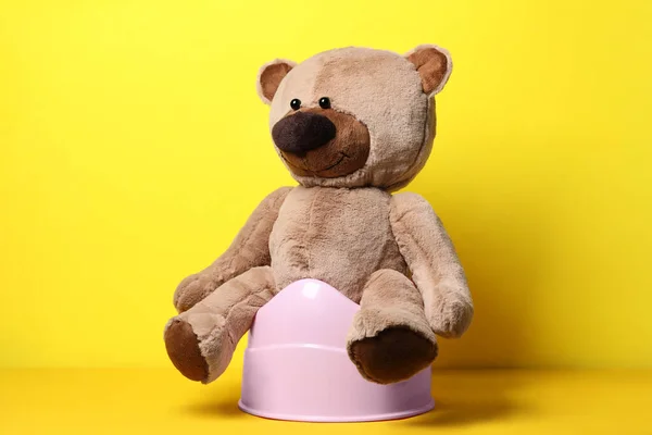 Мишка Тедди Розовом Горшочке Жёлтом Фоне Обучение Туалету — стоковое фото