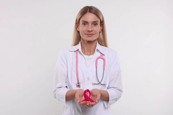 Doktor Stetoskopem Drží Růžovou Stuhu Bílém Pozadí Informovanost Karcinomu Prsu — Stock fotografie