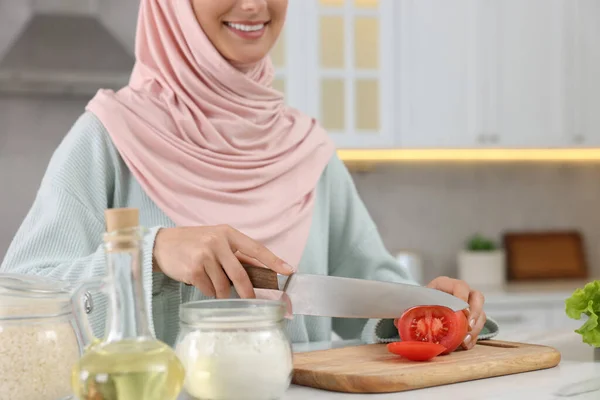 Mujer Musulmana Haciendo Deliciosa Ensalada Con Verduras Mesa Blanca Cocina —  Fotos de Stock