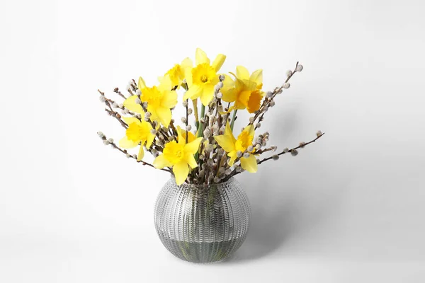 Strauß Schöner Gelber Narzissen Und Weidenzweige Der Vase Auf Weißem — Stockfoto