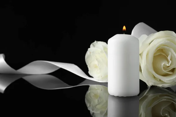 Καμένο Κερί Λευκά Τριαντάφυλλα Και Κορδέλα Μαύρη Επιφάνεια Καθρέφτη Στο — Φωτογραφία Αρχείου