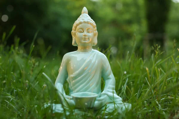 Dekorative Buddha Statue Grünen Gras Freien — Stockfoto
