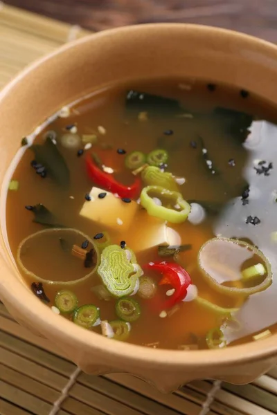Μια Κούπα Νόστιμη Σούπα Miso Tofu Στο Στρώμα Μπαμπού Κοντινό — Φωτογραφία Αρχείου
