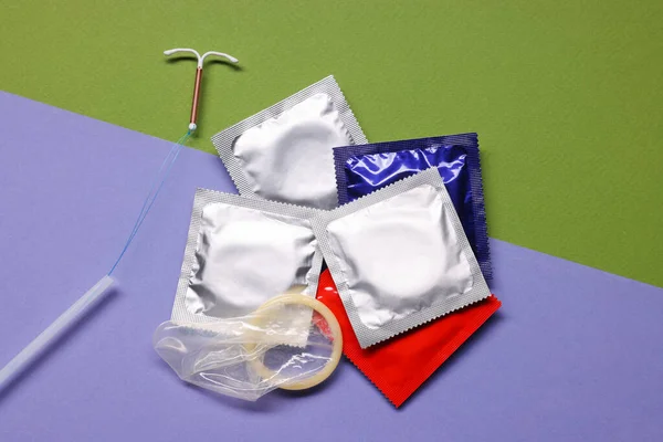 Preservativi Dispositivo Intrauterino Sfondo Colori Posa Piatta Scegliere Metodo Anticoncezionale — Foto Stock