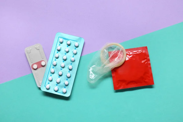 Preservativi Pillole Contraccettive Sfondo Colore Piatta Laici Scegliere Metodo Anticoncezionale — Foto Stock