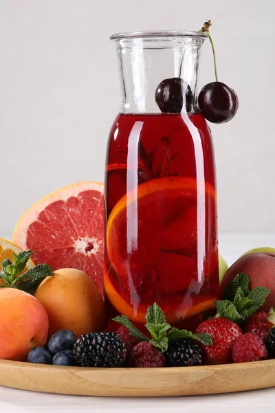 Delicioase Sangrii Răcoritoare Fructe Fructe Pădure Masă Albă — Fotografie, imagine de stoc