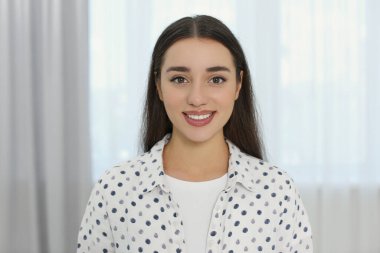 Evdeki güzel genç kadının portresi.