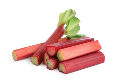 Taze olgun ravent sapları beyazda izole edilmiş.