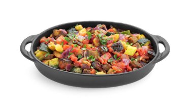 Lezzetli ratatouille tabağı beyaza izole edilmiş.