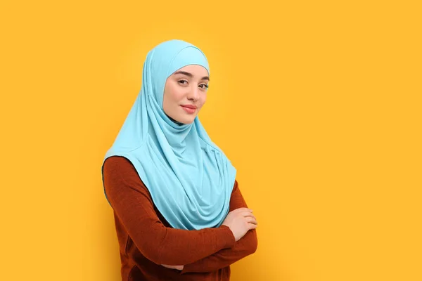 Porträt Einer Muslimin Hijab Auf Orangefarbenem Hintergrund Raum Für Text — Stockfoto