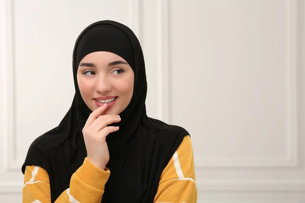 Schöne Muslimische Frau Trägt Schwarzen Hijab Drinnen — Stockfoto