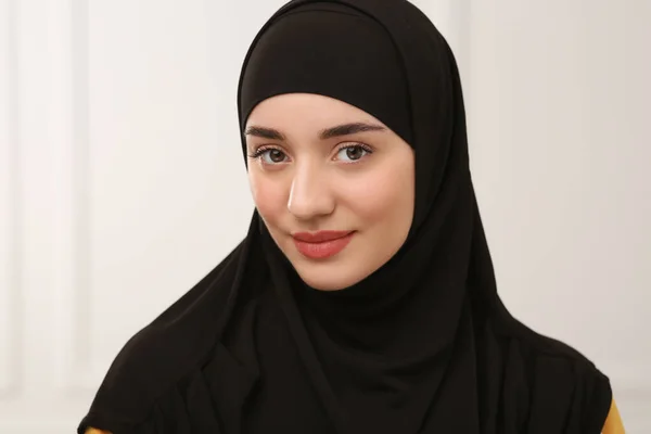 Portret Muzułmanki Hidżabie Pomieszczeniach — Zdjęcie stockowe
