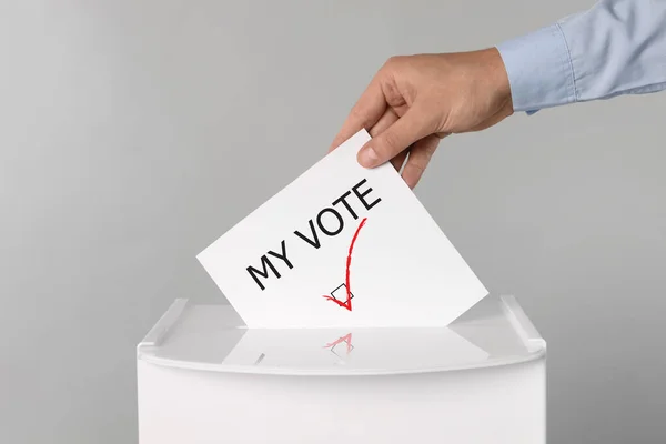 男はテキストで紙を置く 私の投票と軽い灰色の背景に投票箱にチェック — ストック写真