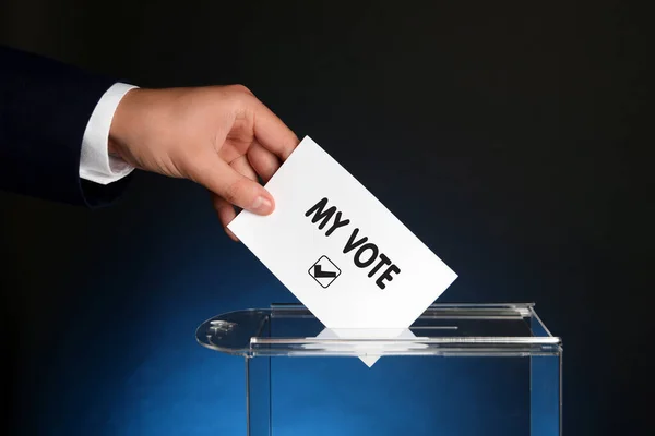 男はテキストで紙を置く 私の投票とダークブルーの背景に投票ボックスにチェック — ストック写真